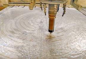 Pavimento in marmo di Carrara intarsiato con travertino giallo
