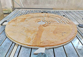 Pavimento in marmo di Carrara intarsiato con travertino giallo