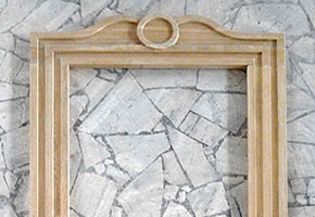 Cornice in travertino, l'architrave è costituito da un unico blocco di pietra.