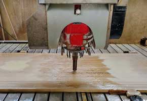 
            <p>Dimensioni: 240 x 110 x 76</p>
            <p>Il tavolo è stato realizzato incidendo e sagomando lastre di travertino controfalda resinate da 3cm di spessore.</p>
        
