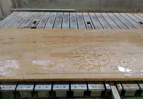 
            <p>Dimensioni: 240 x 110 x 76</p>
            <p>Il tavolo è stato realizzato incidendo e sagomando lastre di travertino controfalda resinate da 3cm di spessore.</p>
        