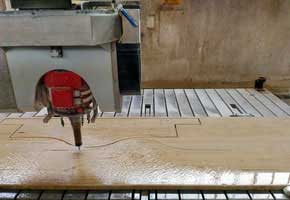 
            <p>Dimensioni: 240 x 110 x 76</p>
            <p>Il tavolo è stato realizzato incidendo e sagomando lastre di travertino controfalda resinate da 3cm di spessore.</p>
        