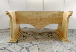 
            <p>Dimensioni: 240 x 110 x 76</p>
            <p>Il tavolo è stato realizzato incidendo e sagomando lastre di travertino controfalda resinate da 3cm di spessore.</p>
        