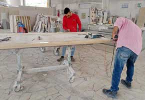
            <p>Dimensioni: 240 x 110 x 76</p>
            <p>Il tavolo è stato realizzato incidendo e sagomando lastre di travertino controfalda resinate da 3cm di spessore.</p>
        