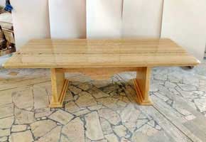 
            <p>Dimensioni: 240 x 110 x 76</p>
            <p>Il tavolo è stato realizzato incidendo e sagomando lastre di travertino controfalda resinate da 3cm di spessore.</p>
        