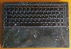 
            Progettazione e realizzazione di un supporto in marmo per l'alloggiamento della tastiera di un PC portatile
        