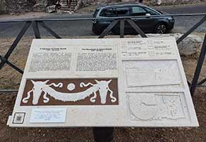 
            <p>Bassorilievi su travertino raffiguranti il mausoleo di Cecilia Metella, il Castrum Caetani e particolari di fregi ed elementi architettonici.</p>
            <p>Lavoro eseguito in collaborazione con il Parco Archeologico dell'Appia Antica.</p>
        