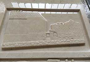 
            <p>Bassorilievi su travertino raffiguranti il mausoleo di Cecilia Metella, il Castrum Caetani e particolari di fregi ed elementi architettonici.</p>
            <p>Lavoro eseguito in collaborazione con il Parco Archeologico dell'Appia Antica.</p>
        