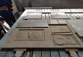
            <p>Bassorilievi su travertino raffiguranti il mausoleo di Cecilia Metella, il Castrum Caetani e particolari di fregi ed elementi architettonici.</p>
            <p>Lavoro eseguito in collaborazione con il Parco Archeologico dell'Appia Antica.</p>
        